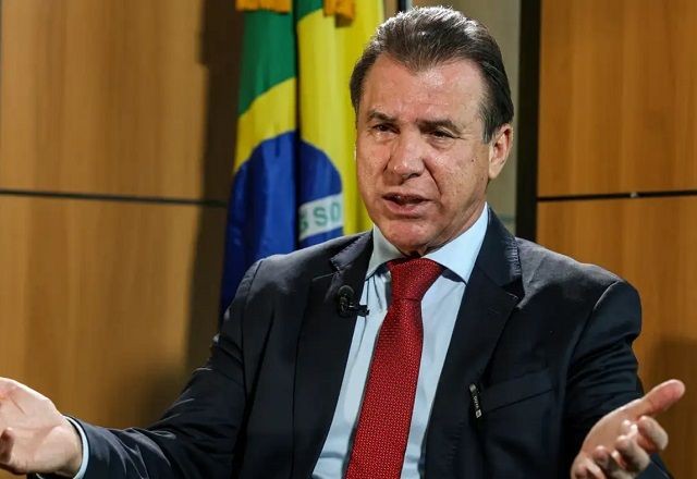 Imagem da noticia Escala 6x1 deve ser tratada em convenções e acordos de trabalho, diz ministro de Lula