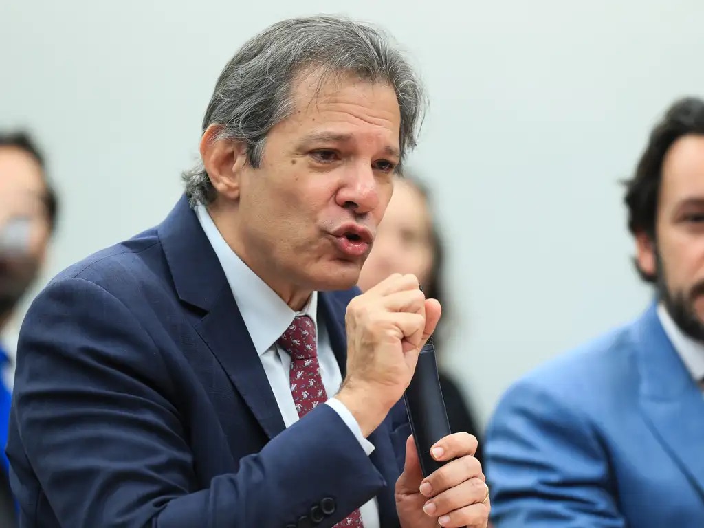 Imagem da noticia Dólar recua após Haddad falar em "revisão de gastos"