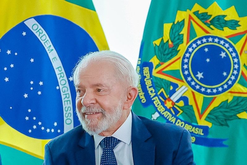 Imagem da noticia Lula comemora aprovação da regulamentação da reforma tributária 