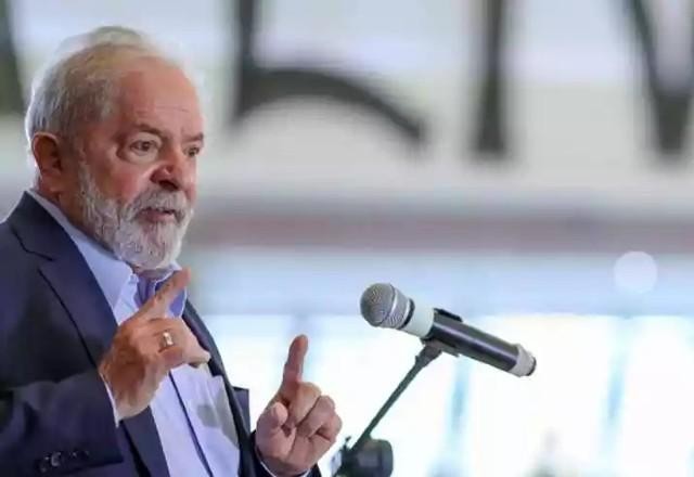 Imagem da noticia TSE suspende propaganda de Bolsonaro que associa Lula a criminosos