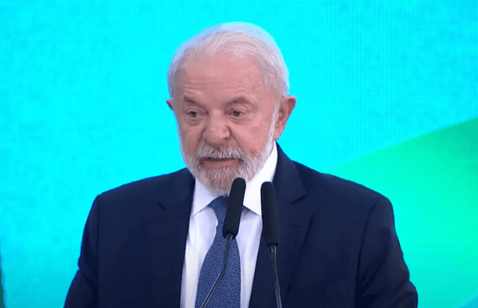 Imagem da noticia Lula critica aprovação da 'PEC da Blindagem': “Não é uma coisa séria” 