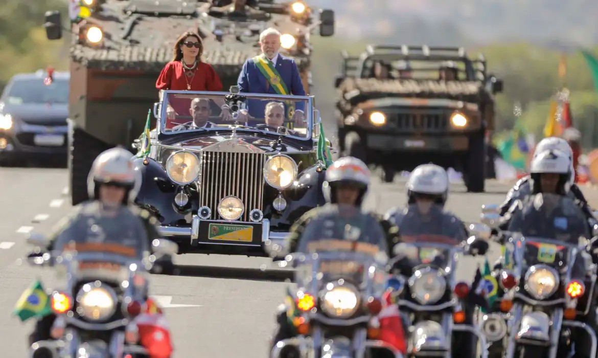 Imagem da noticia Após 60 anos do golpe, Forças Armadas ainda precisam entender seu papel, avalia pesquisadora