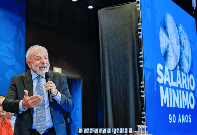 Imagem da noticia Lula diz que salário mínimo é "muito baixo" e critica descaso histórico com renda dos mais pobres