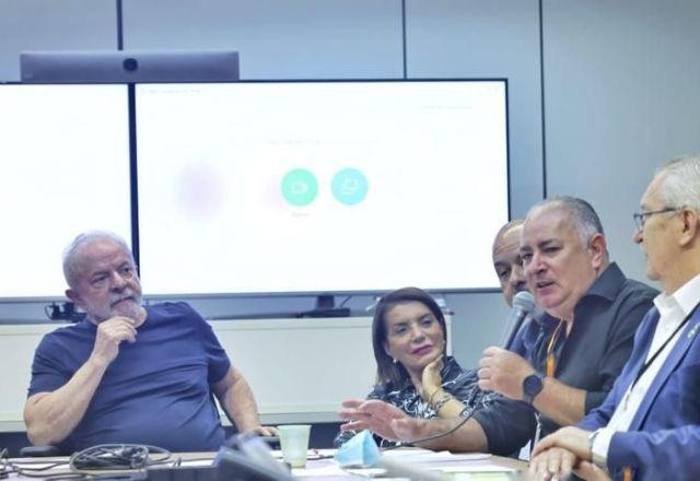 Imagem da noticia Lula recebe bancada do PT e dirigentes de centrais sindicais no CCBB