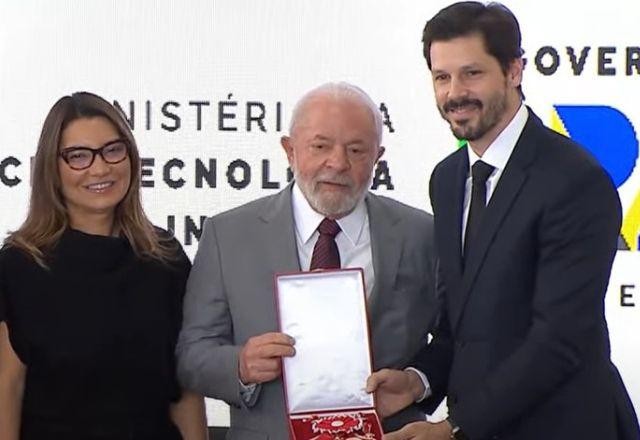 Imagem da noticia Lula agracia pesquisadores retaliados por Bolsonaro e retoma conselho científico