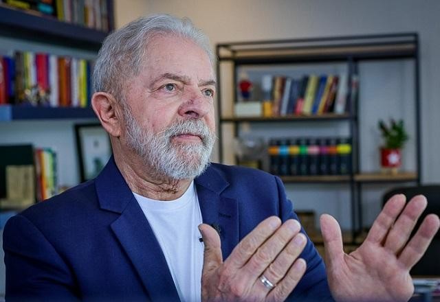 Bolsonaro aciona TSE após Lula comparar ato com reunião da Ku Klux Klan