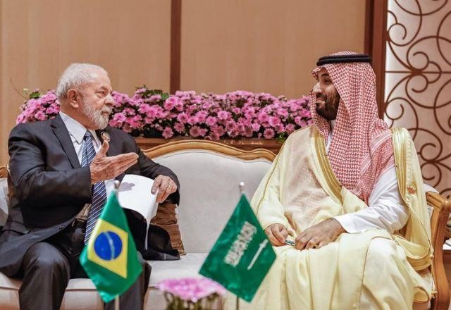 Imagem da noticia Lula se encontra com príncipe saudita que deu joias a Bolsonaro