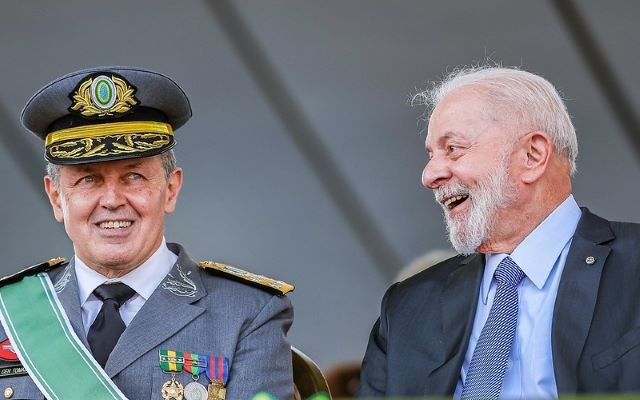 Imagem da noticia Lula participa de evento com militares no QG sob vaias e aplausos de presentes