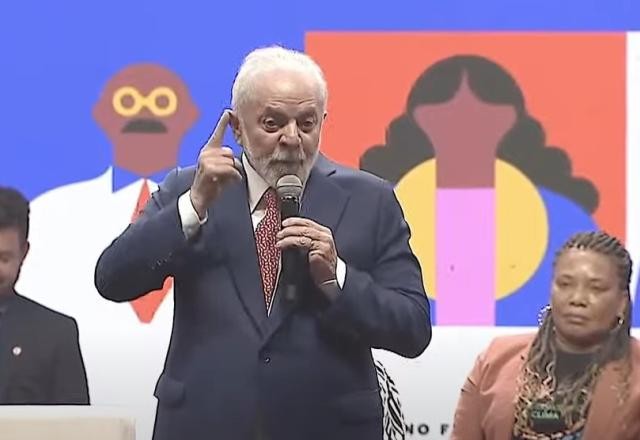 Imagem da noticia Lula comemora "um ministro comunista" no STF em evento de jovens de esquerda