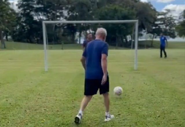 Imagem da noticia Lula alimenta os peixes e joga bola no Palácio da Alvorada neste domingo