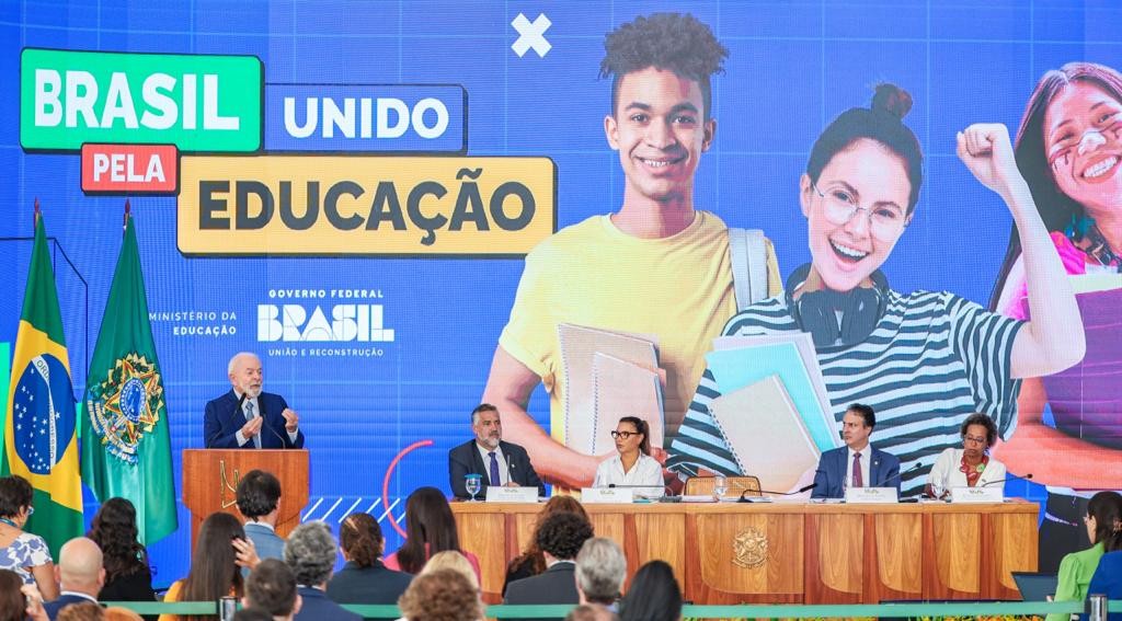 Imagem da noticia Pé-de-Meia vai pagar R$ 200 por mês para alunos de baixa renda do ensino médio público