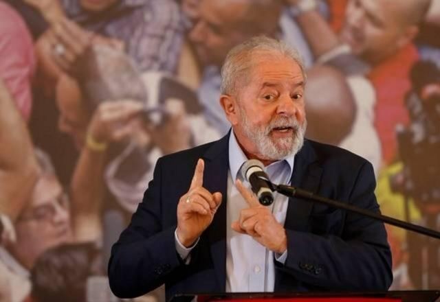 Imagem da noticia AGU notifica X para remover montagem em que Lula aparece segurando arma e com bandana do Hamas