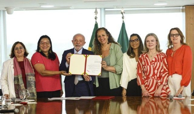 Imagem da noticia Lula sanciona lei que aumenta pena para crimes com uso de IA contra mulheres 