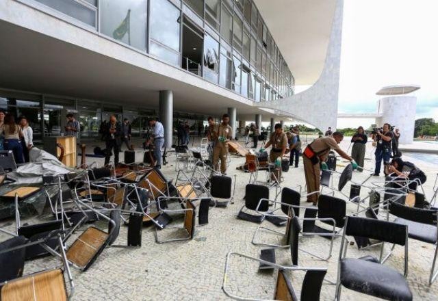 Imagem da noticia Em vídeo, governo mostra ataques ao Planalto e o rastro do vandalismo