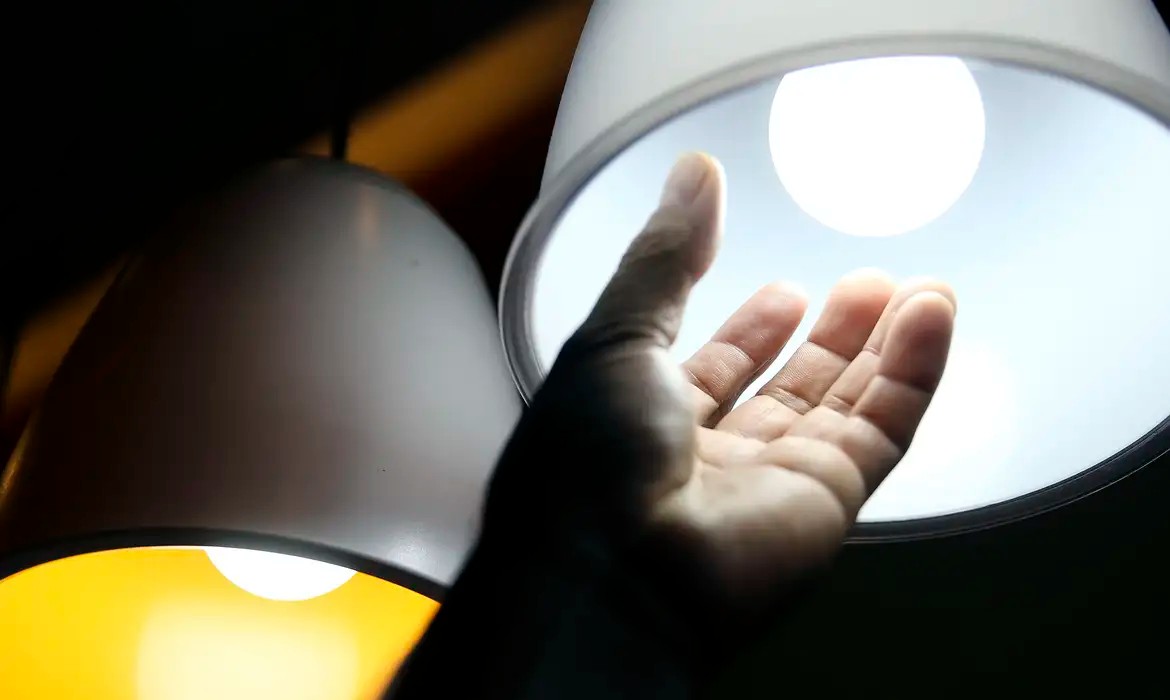 Imagem da noticia Cashback da reforma tributária vai devolver até 50% do imposto das contas de luz e água