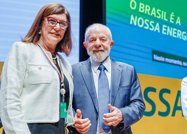Nova presidente da Petrobras assume cargo e promete gestão "alinhada" a Lula