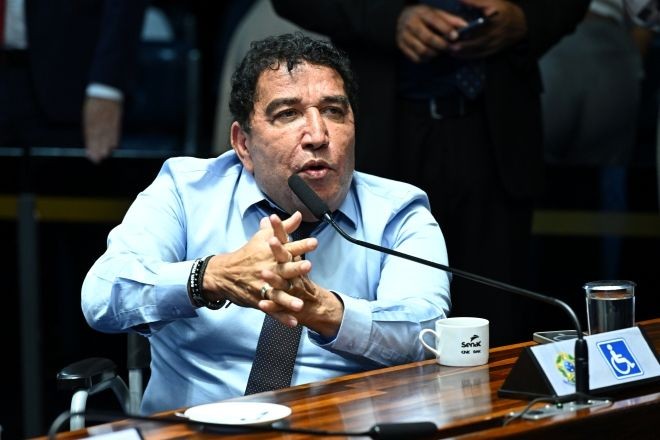 Imagem da noticia Senador Magno Malta tentou entrar na cela de Bolsonaro na Papudinha sem autorização do STF