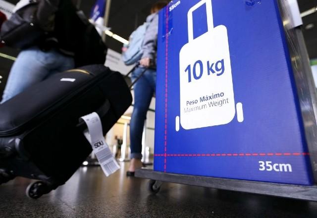 Câmara aprova volta da gratuidade no despacho de bagagens em voos