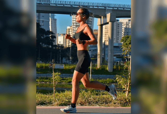 Imagem da noticia Influencer e triatleta brasileira morre em etapa de natação de prova Ironman nos Estados Unidos