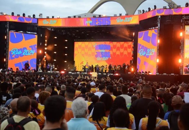 Fiéis lotam a Praça da Apoteose durante a Marcha para Jesus, no Rio de Janeiro