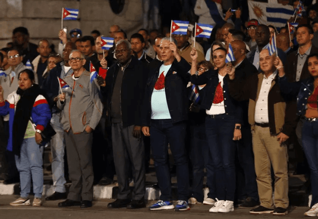 Imagem da noticia Milhares marcham em Havana contra ameaças dos EUA durante tradicional marcha das tochas