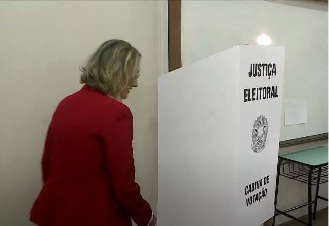 Imagem da noticia Maria do Rosário vota na zona sul de Porto Alegre