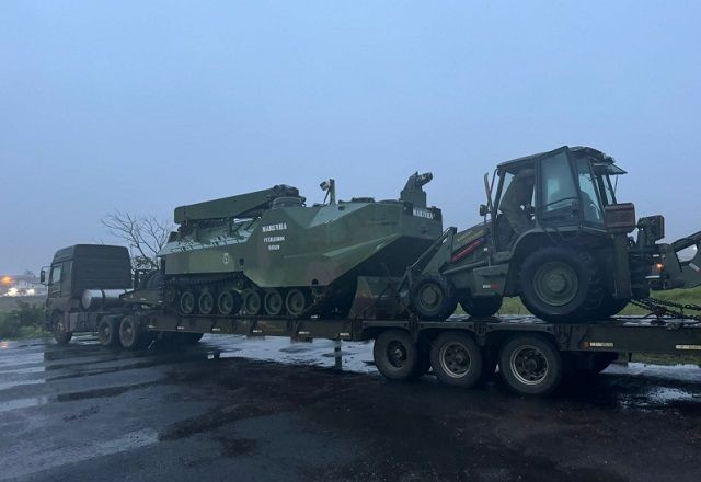 Viaturas e equipamentos do Corpo de Fuzileiros Navais da Marinha chegam ao RS