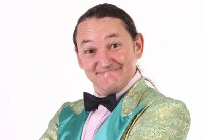 Humorista Marquito passa por cirurgia na coluna após acidente de moto em São Paulo