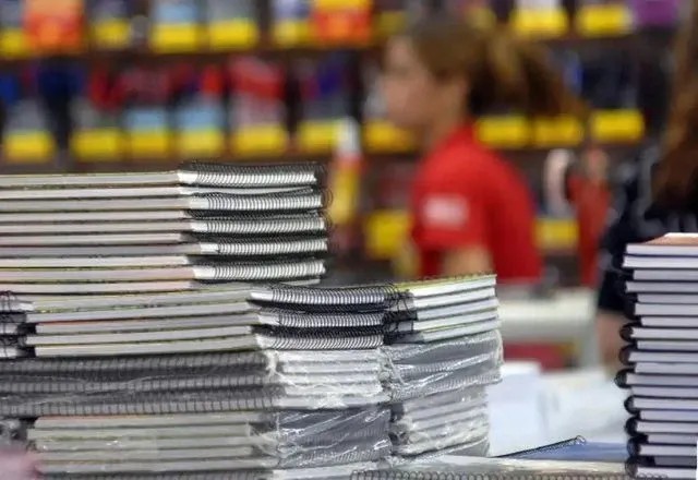 Imagem da noticia Caneta, borracha, papel: saiba quanto de imposto o brasileiro paga no material escolar
