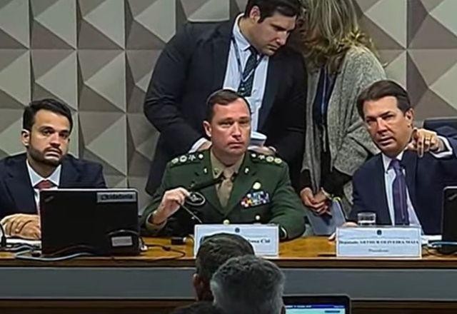 Imagem da noticia Fardado, Mauro Cid chega para depor na CPMI do 8 de janeiro