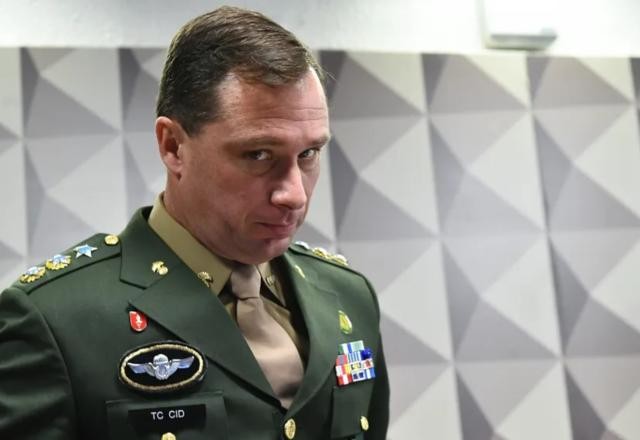 Imagem da noticia Mauro Cid terá que usar tornozeleira eletrônica e foi afastado do Exército