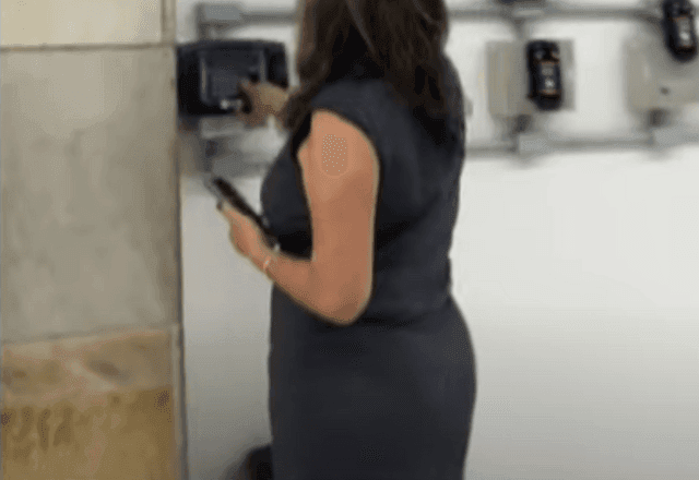 Imagem da noticia População protesta em porta de hospital onde médicos batem ponto e vão embora