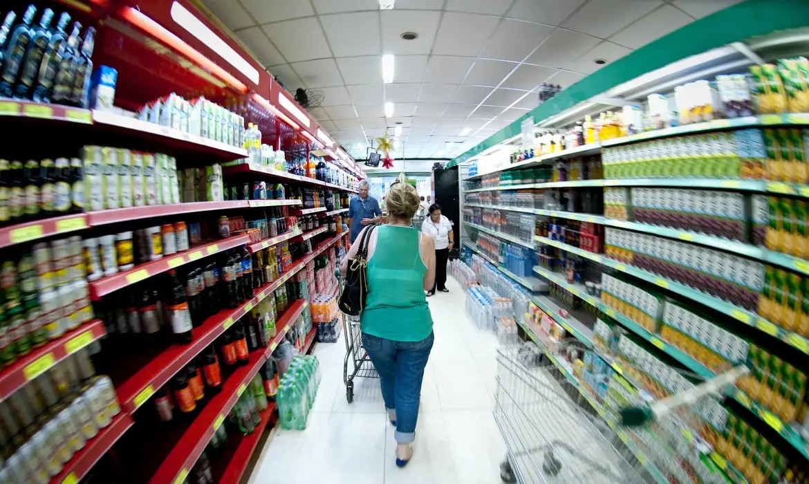 Imagem da noticia Refrigerante mais caro e imposto do ‘pecado’ para jogos entram na reforma tributária; votação será na terça (17)