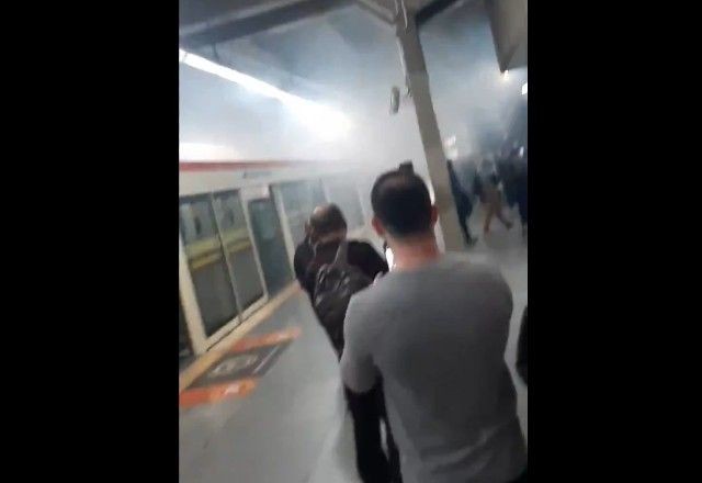 Imagem da noticia São Paulo: Falha em trem da linha vermelha gera fumaça e mau cheiro na Barra Funda