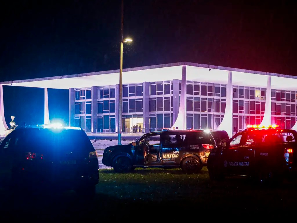 Imagem da noticia Veja o que se sabe sobre o atentado suicida na praça dos Três Poderes