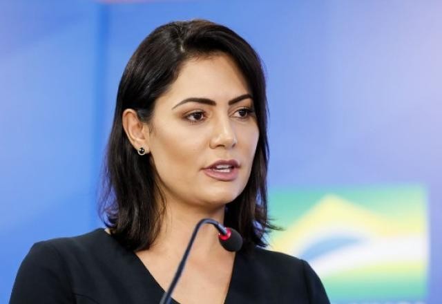 Michelle Bolsonaro embarca para os EUA, mas diz que volta ao Brasil para evento