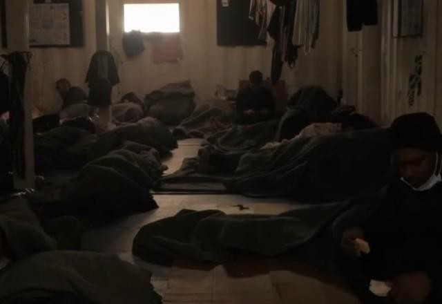 Imagem da noticia Navio com 230 migrantes atraca em porto da França