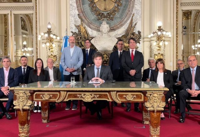 Imagem da noticia Após dia de protestos, Milei anuncia decreto para desregular economia