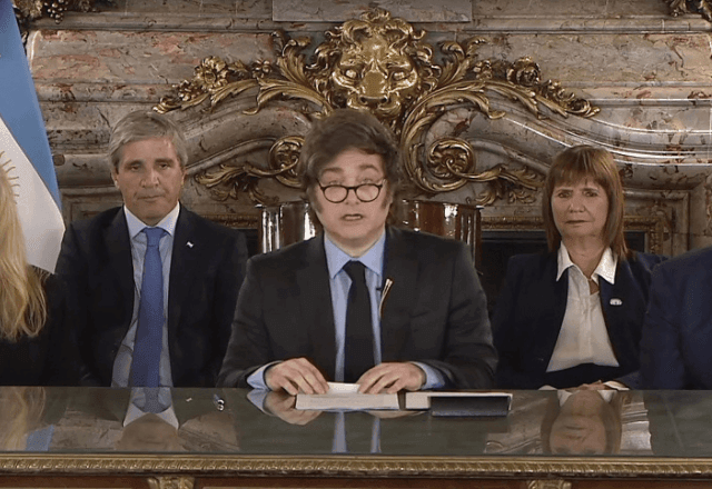 Imagem da noticia Argentina acaba com restrição para compra de dólar após acordo com FMI