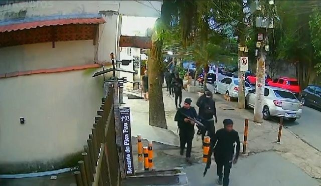 Imagem da noticia Traficantes e milicianos trocam tiros em conflito pelo controle da comunidade da Muzema, no Rio de Janeiro