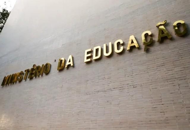 MEC teria aprovado construção de 2 mil escolas mesmo sem orçamento