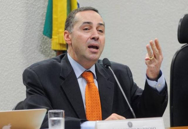 Imagem da noticia "Democracia só não tem lugar para quem pretenda destruí-la", diz Barroso