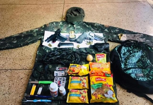 Imagem da noticia Armas, dinheiro, rosquinhas e miojo: saiba o que foi encontrado com Lázaro