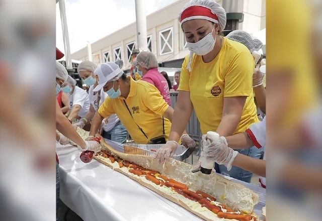 Cachorro-quente de 62 metros tenta superar marca de maior 'dogão'