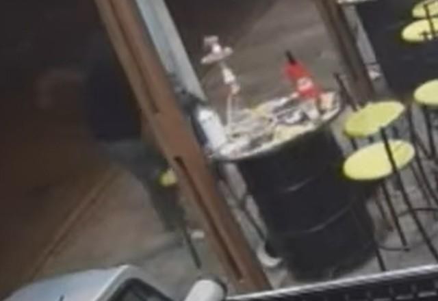 Imagem da noticia Flagrante: homem é executado dentro de tabacaria no Paraná