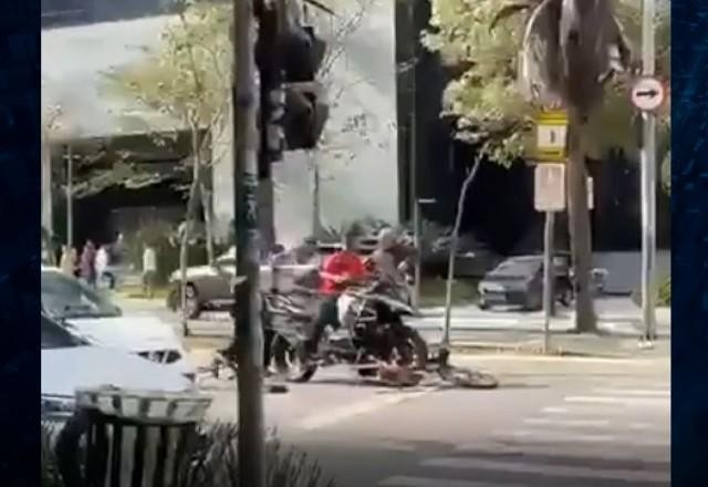 Vídeo mostra assaltantes roubando moto de luxo na Avenida Faria Lima, em SP