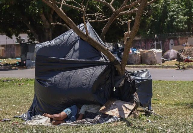 Governo do DF anuncia plano para reduzir população de rua