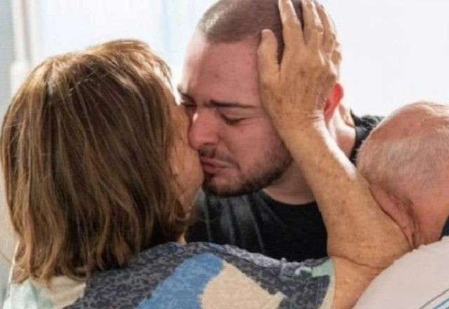 Imagem da noticia Pai de israelense refém do Hamas morre horas antes do resgate do filho