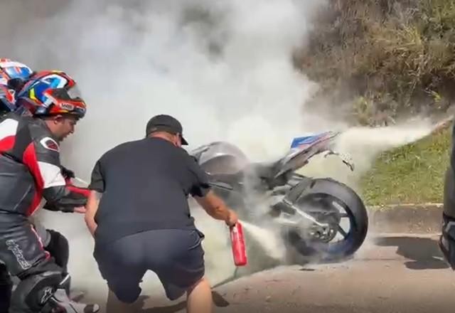 Imagem da noticia Vídeo: moto do ex-jogador Cafu pega fogo em rodovia de São Paulo