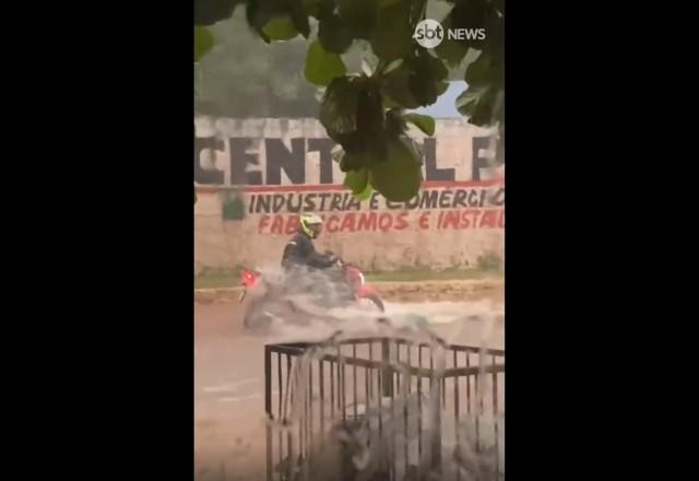 Imagem da noticia Motociclista é arrastado por enxurrada e desaparece em Goiânia